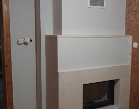 Nasze realizacje - Nowoczesne NR-N-264 - Nowoczesny kominek z wkładem Defro z szyba przesuywaną do góry, wykończony marmurem Crema Marphil. Kominek podłączony do systemu kanałów powietrznych ogrzewa cały dom jako wyłączne źródło ciepła.
projekt: Marcin Deręgowski