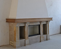 Nasze realizacje - Rustykalne NR-R-33 - Kominek rustykalny stylowy wykonany z piaskowca. Wkład 
grzewczy Arte X. Wysokość kominka 4-5 metrów. Kominek do zobaczenia w hotelu Arłamów.